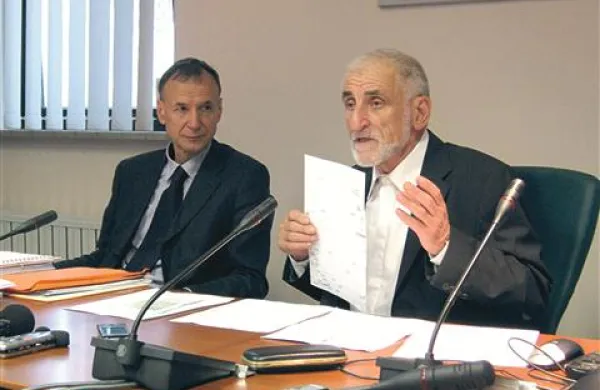 Marjan Poljšak (na fotografiji desno) dvomi, da ni bilo vplivov na tožilstvo, ob njem je zagovornik Bruno Krivec