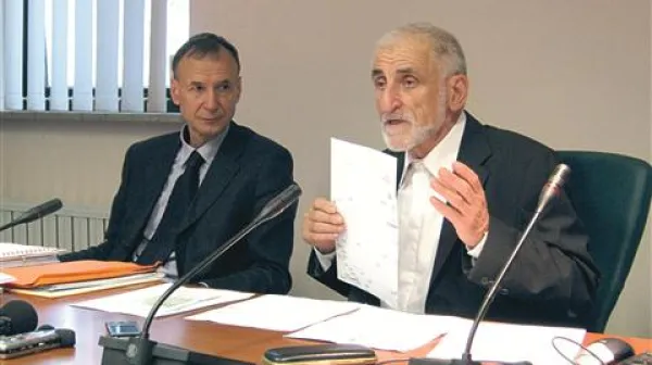 Marjan Poljšak (na fotografiji desno) dvomi, da ni bilo vplivov na tožilstvo, ob njem je zagovornik Bruno Krivec