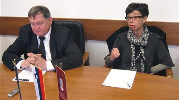 Župan Verbič in podžupanja Srebotnjak Borsellino sta včeraj poudarila, da največjo škodo trpi ugled vrtca in da bi Korčetova temu naredila konec, če bi odstopila