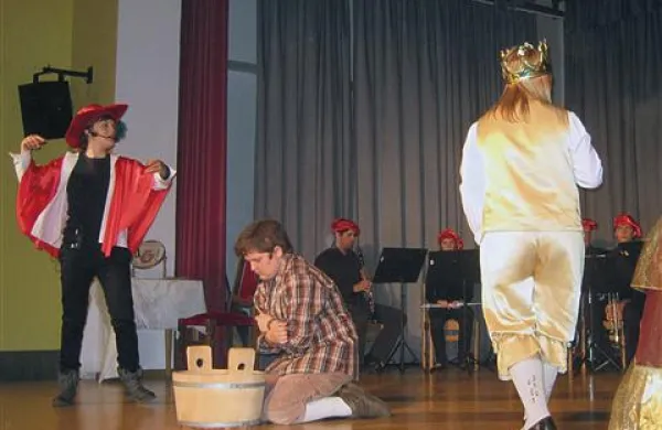 Predstavo Obuti maček je obogatila pihalna godba