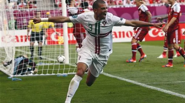 Pepe (v ospredju) je prispeval prvi portugalski zadetek k zmagi 3:2 nad Dansko