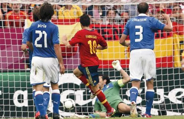 Zmago Italijanov v prvem krogu proti Španiji je preprečil Cesc Fabregas (v rdečem dresu)