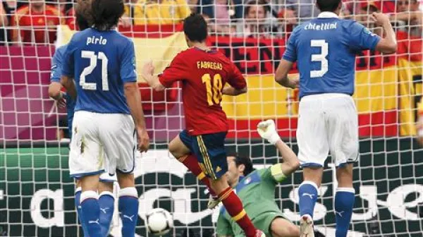 Zmago Italijanov v prvem krogu proti Španiji je preprečil Cesc Fabregas (v rdečem dresu)