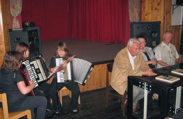 Sestre trojčice na harmoniki so popestrile večer z Andrejem Miklavčičem (z leve), Ireno Margon in Alojzem Požarjem