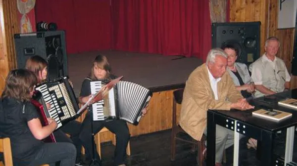Sestre trojčice na harmoniki so popestrile večer z Andrejem Miklavčičem (z leve), Ireno Margon in Alojzem Požarjem