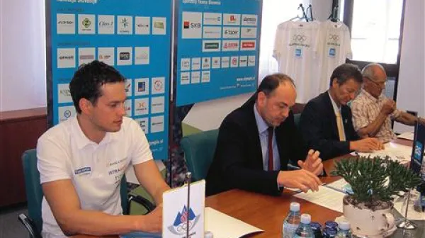 S predstavitve koprskega olimpijskega teka, z leve: plavalec Matjaž Markič, predsednik  Adriatica Slovenice Gabrijel Škof, generalni sekretar OKS Tone Jagodic, Miro Cerar