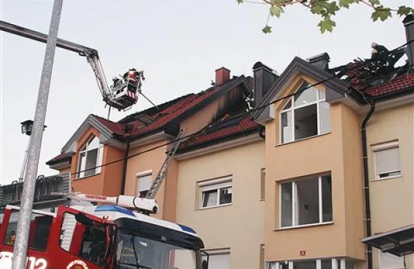 Gasilci si želijo novo lestev, ki je tokrat v Postojno prišla iz Sežane