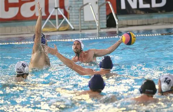 Levičar Vojislav Čupić (z žogo) je tačas v dobri formi