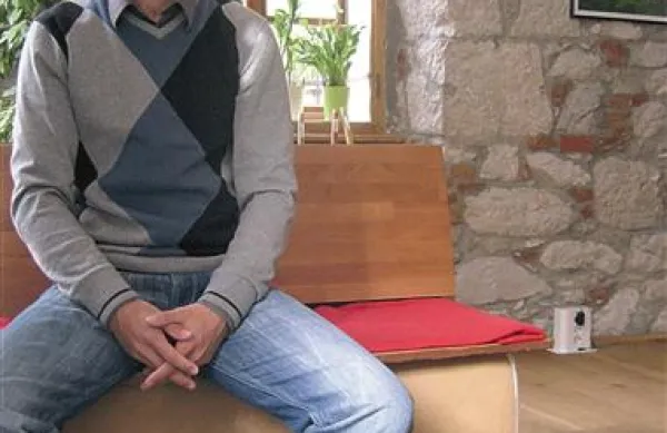 Jure Požar v pisarni s pohištvom iz slamnatih bal