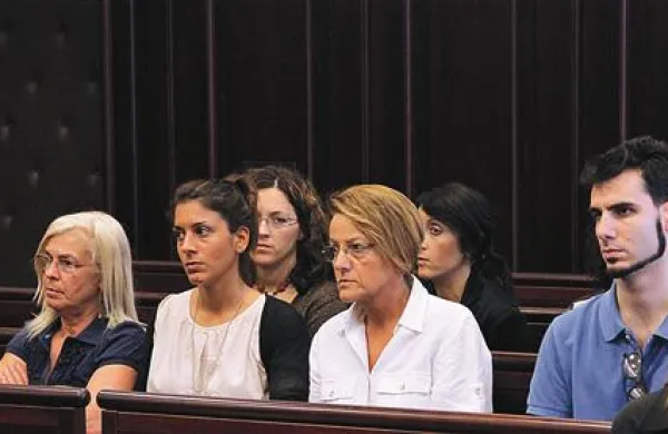 Svojci umorjenega Roberta Menicalija, njegova žena ter hčerka in sin, so spremljali že začetek sodnega procesa