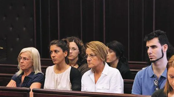 Svojci umorjenega Roberta Menicalija, njegova žena ter hčerka in sin, so spremljali že začetek sodnega procesa