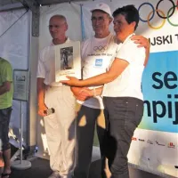 Kolesar Franc Škerlj je Sonji Poljšak izročil svojo knjigo Čez vršič na olimp