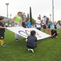 Petra Majdič je malim športnikom pomagala pri nošenju olimpijske zastave