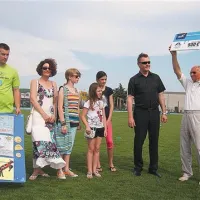 Miro Cerar je predstavnikom OŠ Koper za njihove likovnike  izročil kupon za 500 evrov