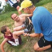 Matej Miklavčič, najmlajši udeleženec teka, edini rojen v novem tisočletju (2002),  se ni branil masaže na cilju