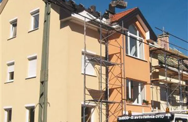 Včeraj so bila dela na strehi bloka v polnem teku 