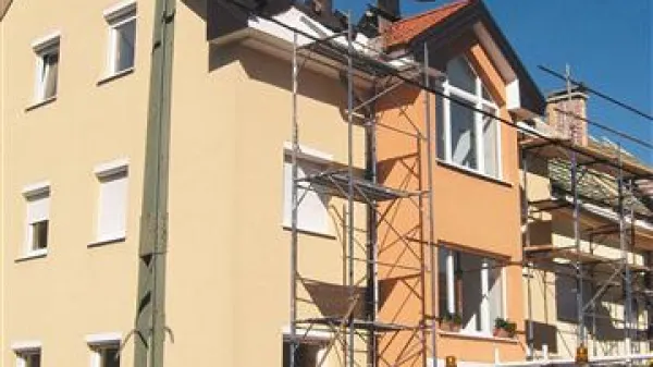Včeraj so bila dela na strehi bloka v polnem teku 