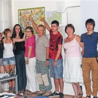 Med udeleženci tečaja na izpopolnjevalni stopnji je dobro vzdušje, čutiti je  motivacijo in  razumevanje; lektorica Vladka Tucovič je na fotografiji peta z leve