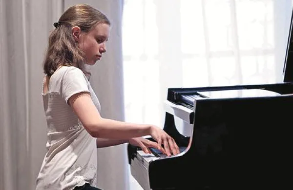 Dvanajstletna Tea Udovič Kovačič  ima za seboj že več kot sto javnih nastopov