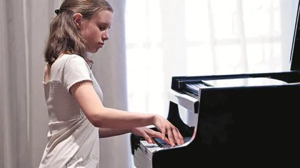 Dvanajstletna Tea Udovič Kovačič  ima za seboj že več kot sto javnih nastopov