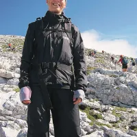 Lucija Krkoč je še vedno prvakinja VN WMRA, naslova pa ne brani zaradi poškodbe. Na Grintovec je prišla spodbujat Matejo in druge tekaške kolege.