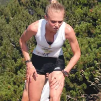 Britanka Emma Clayton je proti cilju hitela na čelu ženske tekme, a se je 50 metrom pred koncem spotaknila, tako da jo je na cilju prehitela Čehinja Iva Milesova