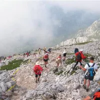 Ob spustu v dolino, ki je zahteval še dve uri naporov, so tekmovalci in gledalci preplavili pobočje Grintovca