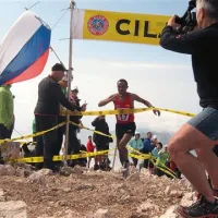 Zmagovalec Azerya Teklay prihaja v cilj. Nekaj minut kasneje se je stemnilo, malo zaradi oblaka, malo pa zaradi treh afriških tekačev.