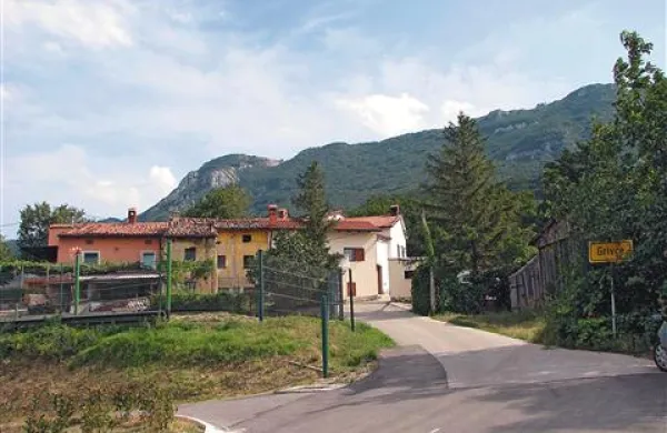 Ker se Grivče pri Ajdovščini oskrbujejo s pitno vodo iz krajevnega vodovoda, bi po mnenju stroke naselje težko širili - Vode bi za nove hiše zmanjkalo - Ni še znano, kdaj bodo gradili nov vodovod