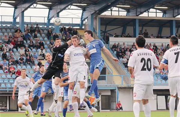 V zadnjem medsebojnem dvoboju v novogoriškem športnem parku so Koprčani (v belem) gostitelje ugnali z 1:0