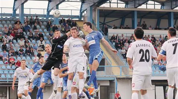 V zadnjem medsebojnem dvoboju v novogoriškem športnem parku so Koprčani (v belem) gostitelje ugnali  z 1:0