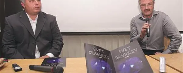 Knjigo Svet draguljev sta predstavila avtor Miha Jeršek (levo) in urednik Matej Pavlič