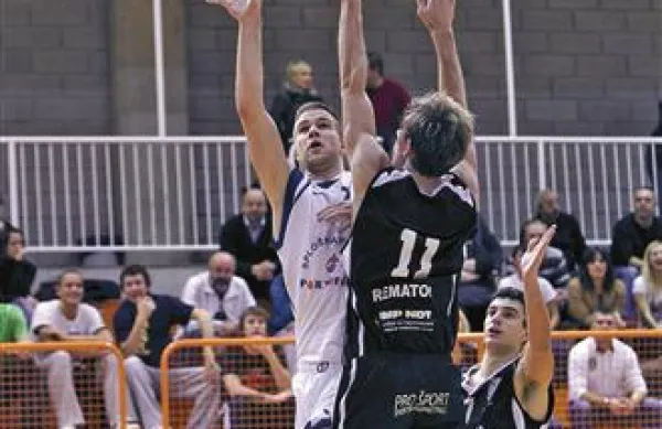 David Moro (v belem) bo bo kapetan Splošne plovbe