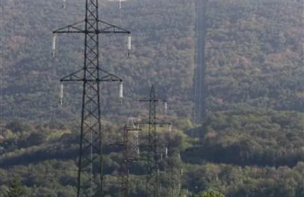 Renč že “obdajajo”  daljnovodi visoke napetosti. Krajani si v bližini ne želijo še enega. A ni nujno, da ta sploh kdaj bo.