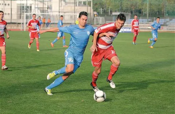 Nejc Praprotnik (v modrem dresu) je dvakrat zatresel mrežo Aluminija