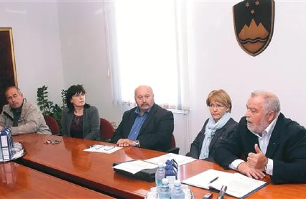 O težavah na področju ravnanja z gradbenimi odpadki so se včeraj strinjali (z leve): Zlatko Kalšnik, sekretarka in predsednik koprske zbornice Elide Laginja in Slavko Vižintin ter Danica Surina in Emil Grižon iz Finalija