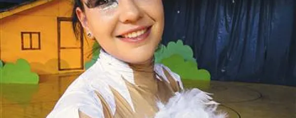 Najuspešnejša slovenska kotalkarica Lucija Mlinarič kot beli labod v  predstavi