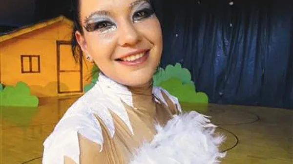 Najuspešnejša slovenska kotalkarica Lucija Mlinarič kot beli labod v  predstavi