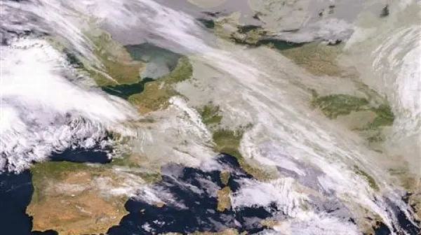 Nad nami se prehodno krepi anticiklon, nad zahodnim Sredozemljem pa se poglablja ciklonsko območje