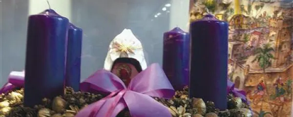 Tudi adventni venček in adventni koledar naj bosta sestavni del božičnega časa