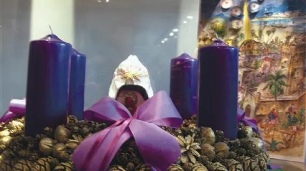 Tudi adventni venček in adventni koledar naj bosta sestavni del božičnega časa