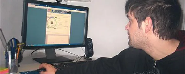 Saša Zidar  pred računalniškim ekranom z odprtim portalom meteolab.si