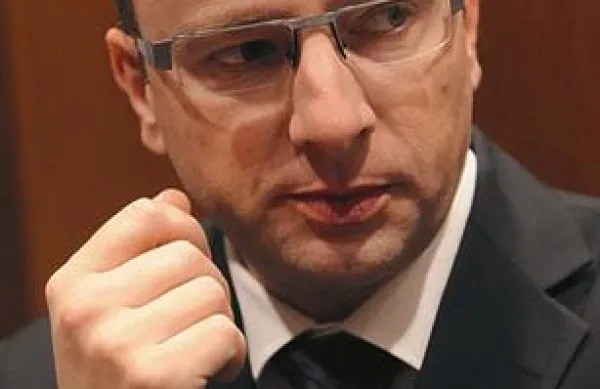 Prvak zaenkrat še koalicijske stranke SLS Radovan Žerjav, ki je napovedal odhod iz politike, meni, da je raznih diskreditacij v zadnjem času deležen zato, da si ne bi premislil