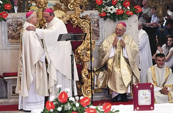 Apostolski nuncij v Sloveniji Juliusz Janusz je po papeževi odločitvi o odstopu hvalil njegovo papeževanje, a dejal, da ima Benedikt XVI. za odstop svoje razloge, ki jih moramo spoštovati
