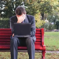 Bolezen v največji meri napada ženske srednjih let, vendar je med obolelimi tudi veliko moških