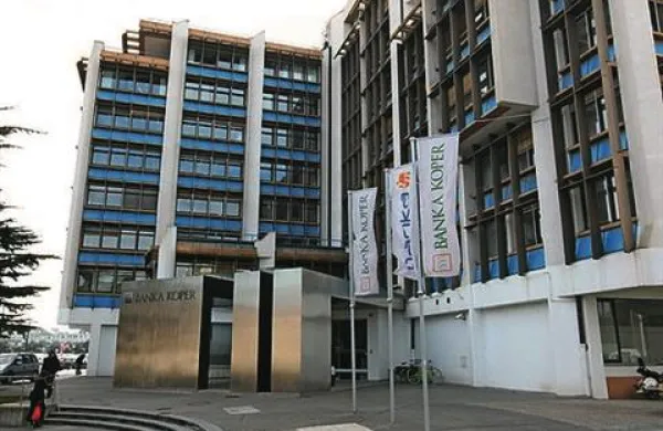 Banka Koper, ki je del italijanske bančne skupine Intesa Sanpaolo, je lani ustvarila 7,2 milijona evrov čistega dobička, kar je 59,3 odstotka manj kot predlani