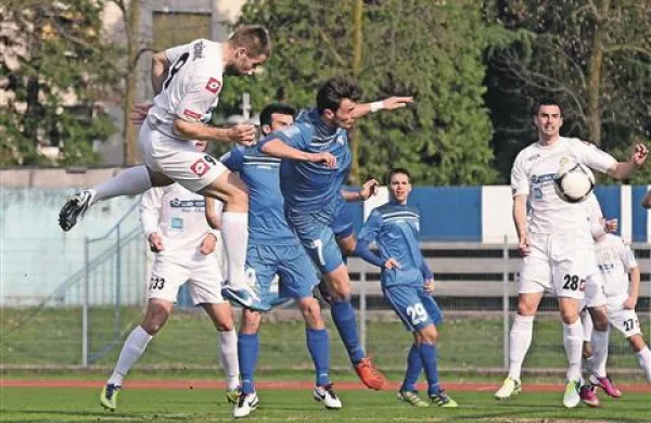 Zadnji primorski derbi  se je razpletel z remijem 1:1, zadela pa sta leteča  Ivan Brečević (levo) in Amedej Vetrih (desno)