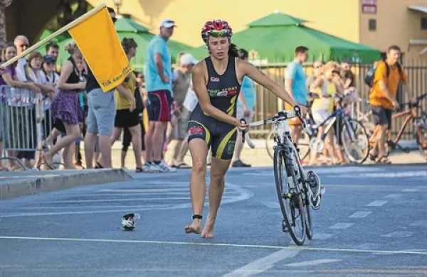 V vnemi se zgodi, da triatlonka izgubi čevelj