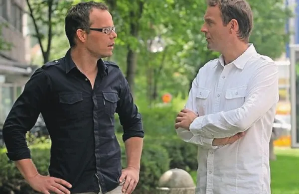 Bojan Traven (levo) in Uroš Slak leta 2010, ko sta se s komercialne POP TV vrnila na nacionalko