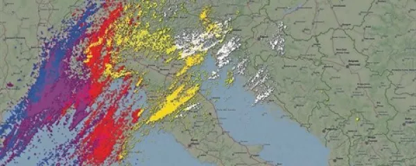 Računalniška slika strel nad delom Sredozemlja med nevihto v ponedeljek, 29. julija. Različne barve označujejo različne časovne pasove udarov.